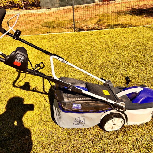 Electric lawn mower 1400w like new with 40-liter grass catcher