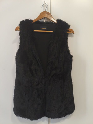 Stradivarius black sleeveless fur vest size Small like new