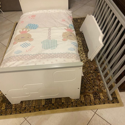 Pre-teen bed like new with accessories