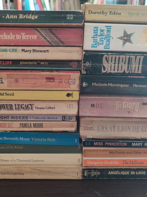 English books used, pack of 23 old editions