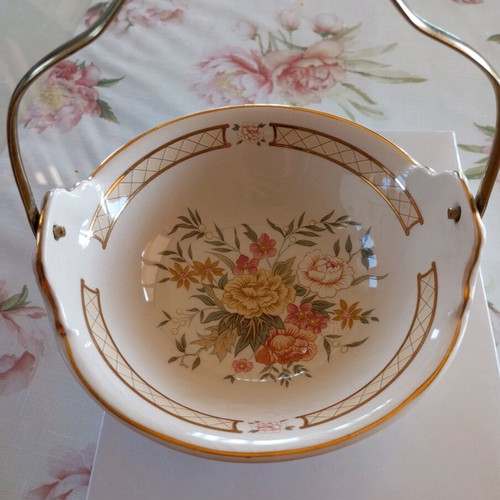 Spoons and bowl like new, set of 6 with handle, minor defect