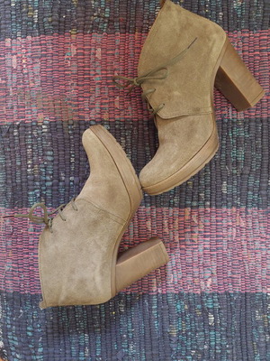 Esthissis suede ankle boots like new, beige size 36
