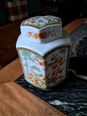Chinese porcelain tea vase like new, purchased in 1972