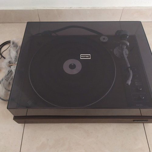 Rotel RP-1500 turntable with wooden base, belt drive, needs service