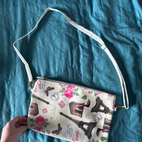 Children's crossbody bag with Eiffel Tower design like new, beige