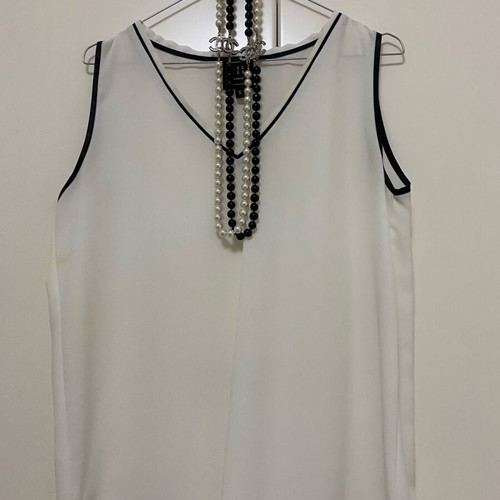 Blouse dress like new with necklace, black and white