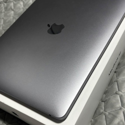 MacBook Air M1 256GB used with original charger and box