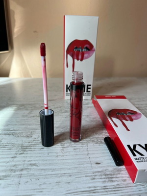 Matte lipstick and pencil set new, red with chocolate scent
