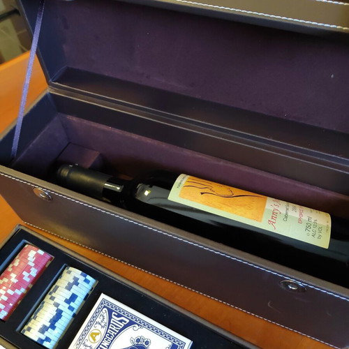 Casino set like new with Anny's Animus 2004 aged wine gift