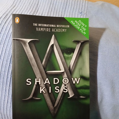 Shadow Kiss Richelle Mead like new with defect on back cover