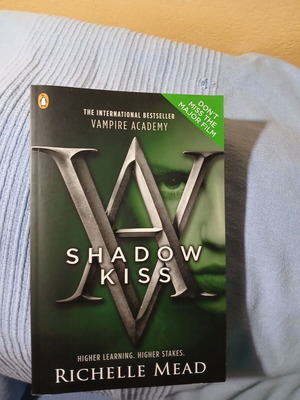 Shadow Kiss Richelle Mead like new with defect on back cover