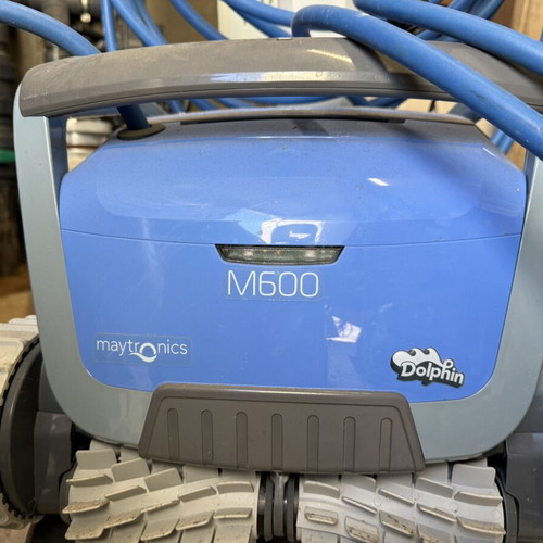 Automatic pool cleaner M600 Dolphin like new with trolley