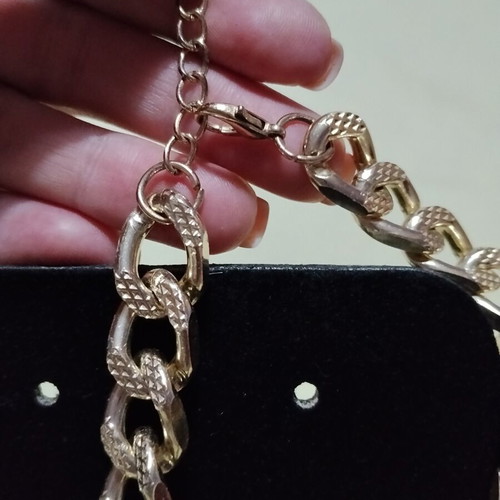 Chunky gold chain necklace like new with lobster clasp