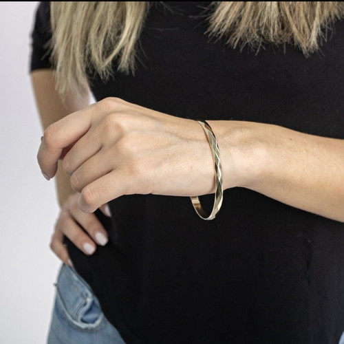 Yellow gold 22 carat bangle bracelet like new, 12.5g