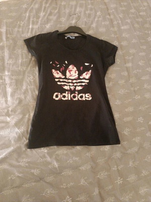 Adidas t-shirt small like new, black with multicolor print