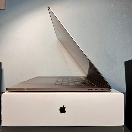MacBook Pro 15" 2017 i7 2.8Ghz/16GB/Radeon Pro 555 2GB/256GB