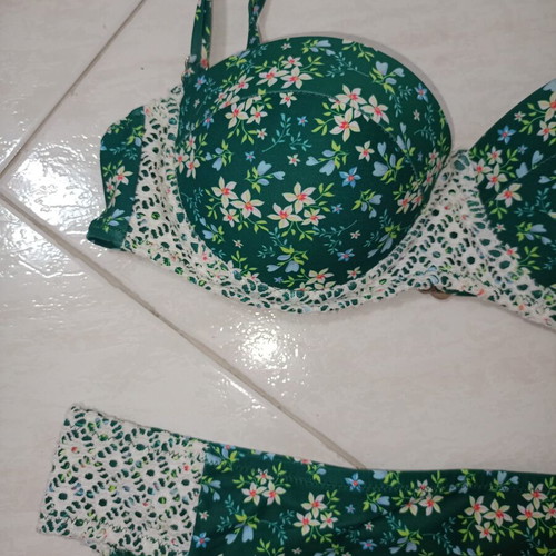 Green floral bikini set like new with lace details