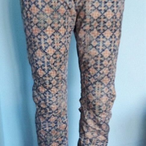 Please jeans used with floral print and leather emblem
