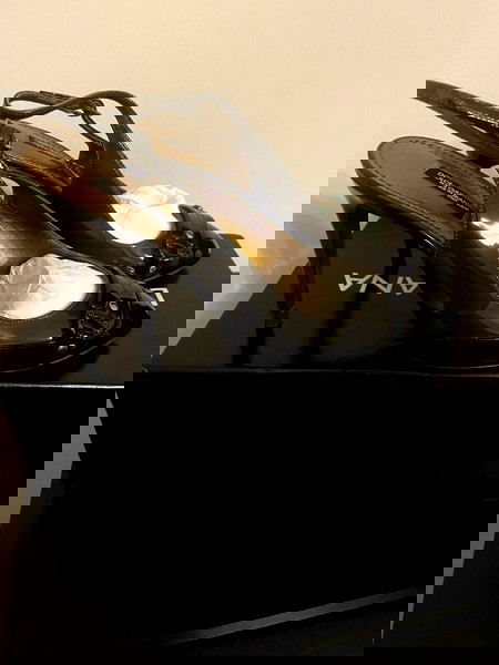 DOLCE GABBANA sling back mavro loustrini no.40 metachirismeno se kali katastasi.