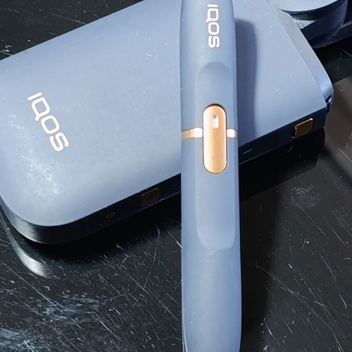IQOS 2.4 Plus μεταχειρισμένο, σκούρο μπλε με HeatControl™ και Bluetooth