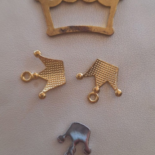 Set of 4 crown charms for crafts