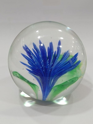 Vintage χειροποίητο art glass πρες παπιέ με μπλε άνθος