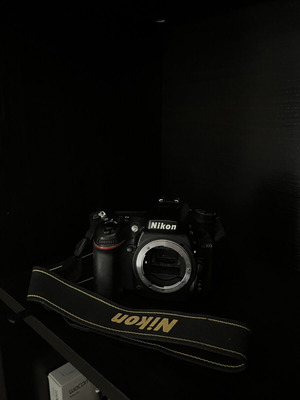 Nikon D7100 φωτογραφική μηχανή μεταχειρισμένη με τρεις φακούς και flash