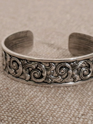 Steel bracelet with designs like new, silver color