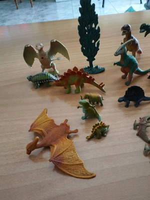 Dinosaur collection like new, small figures