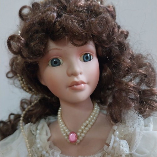 Vintage collectible porcelain doll princess like new
