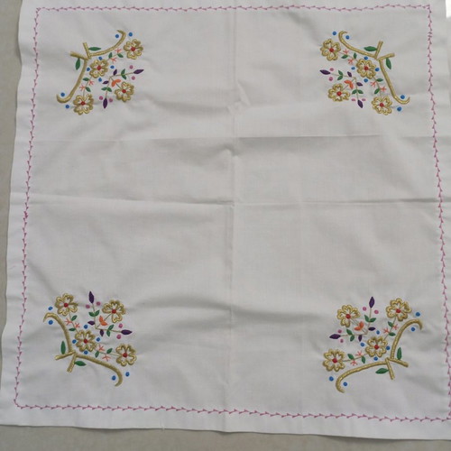 Table runner like new, white with embroidered flowers 44x44