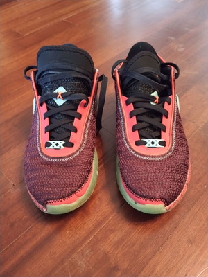 Nike LeBron XX (20) GS αθλητικά σε πολύχρωμο, με τις φθορές που φαίνονται στις φωτογραφίες