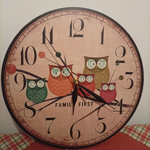 Wall clock analog like new with quartz mechanism
