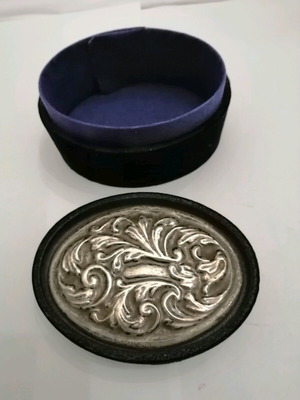 Μηκρό οβάλ κουτάκι άσημένιο σαν καινούργιο με βελούδο