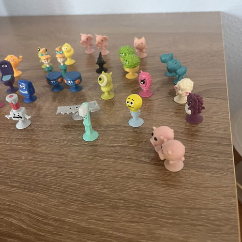 Ser Stikeez suction cup figures set, like new, 28 pieces