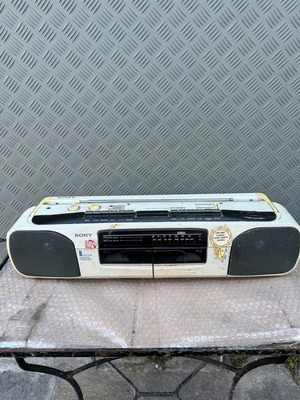 Sony CFS-W303 cassette radio used, old functional