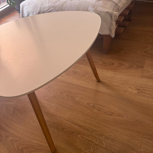 Coffee table like new for living room or bedroom