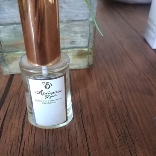 Powder type perfume