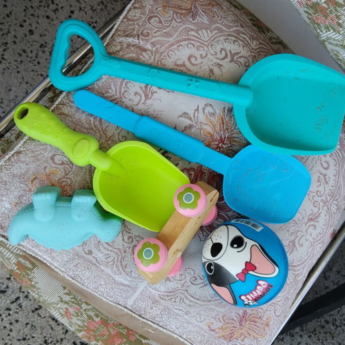 Set of 6 children's sand toys