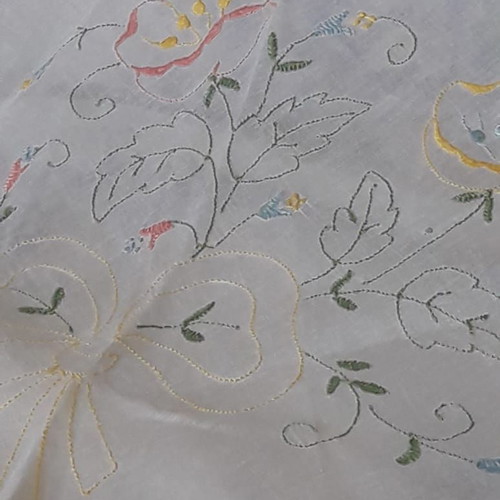 Round organza tablecloth new with Madeira embroidery and 6 napkins