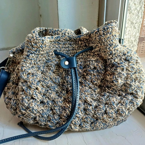Handmade straw shoulder bag beige and blue with inner lining