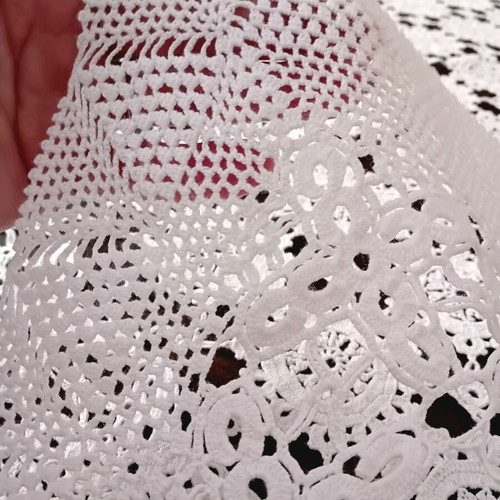 Crochet tablecloth white with daisy pattern like new