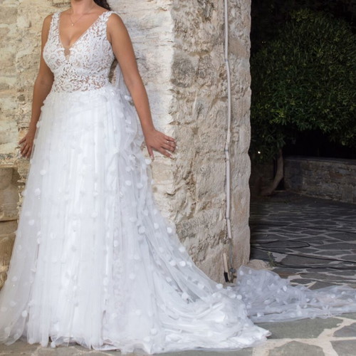 Romantic A-line wedding dress with 3D details