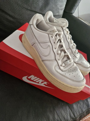 Αθλητικά παπούτσια Nike Air μεταχειρισμένα, μέγεθος 38.5, άσπρα