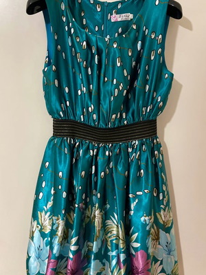 Floral satin mini dress alpha line like new, XS