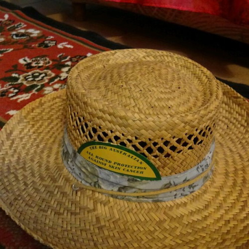 Straw hats like new, pack of 5 different sizes