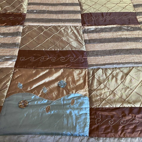 Patchwork bed cover set like new with 2 large pillowcases and 2 extra large pillows