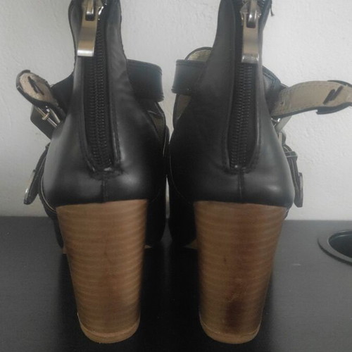 Famous Shoes women's boots size 38 like new, black