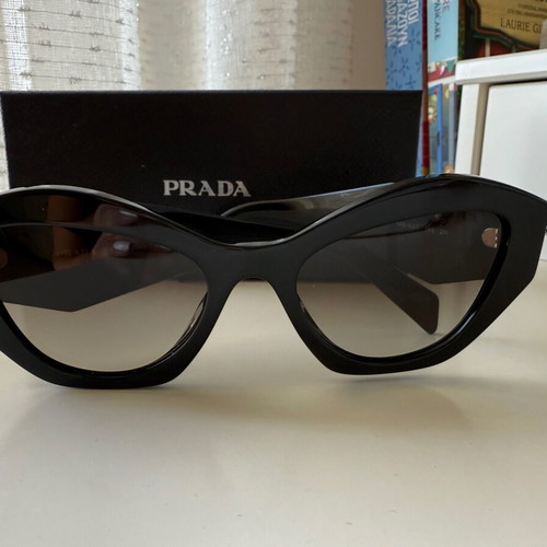 Γυαλιά ηλίου γυναικεία Prada μαύρα με ντεγκραντέ φακό, σαν καινούργια