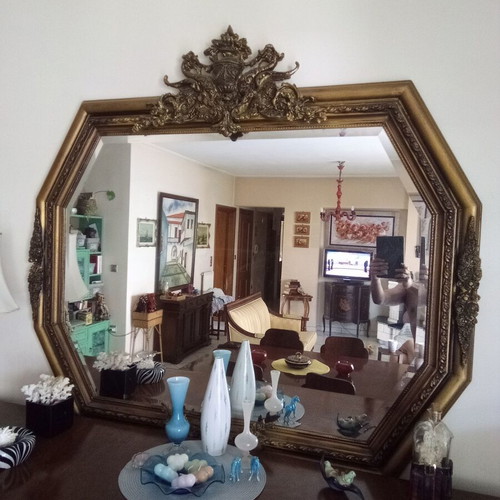 Carved mirror like new with intricate details